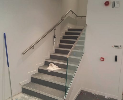 Barandilla con vidrio templado - Perspectiva desde inferior