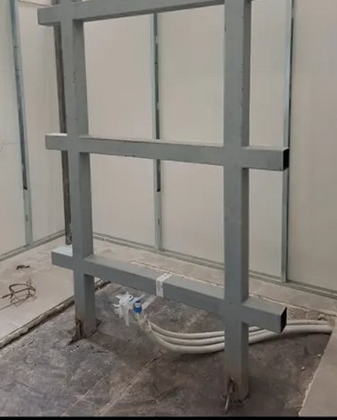 Detalle de refuerzos estructurales en estructura metálica publicitaria