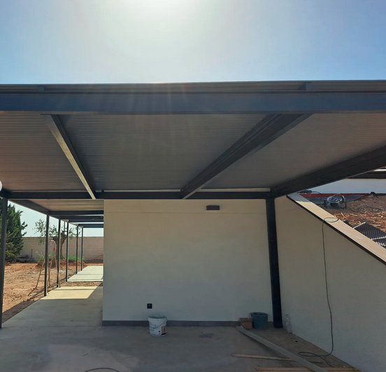 Vista general de cubierta exterior metálica adosada