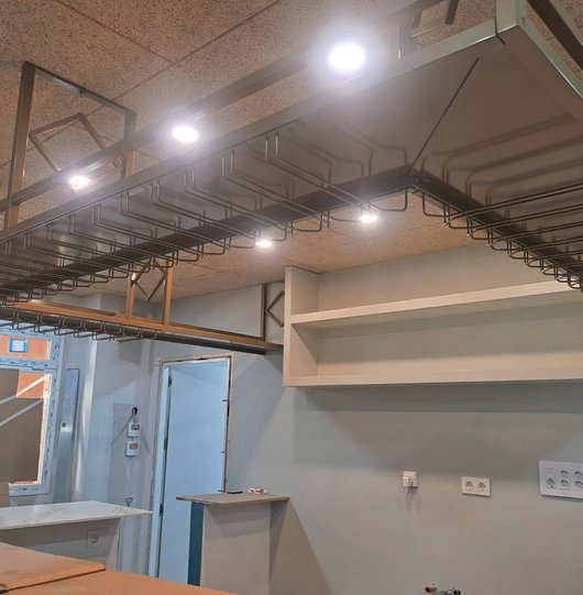 Estructura suspendida finalizada con iluminación integrada