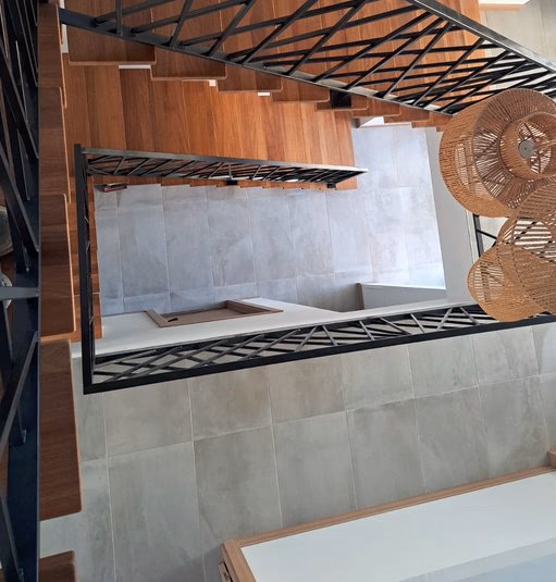 Estructura superior de escalera metálica