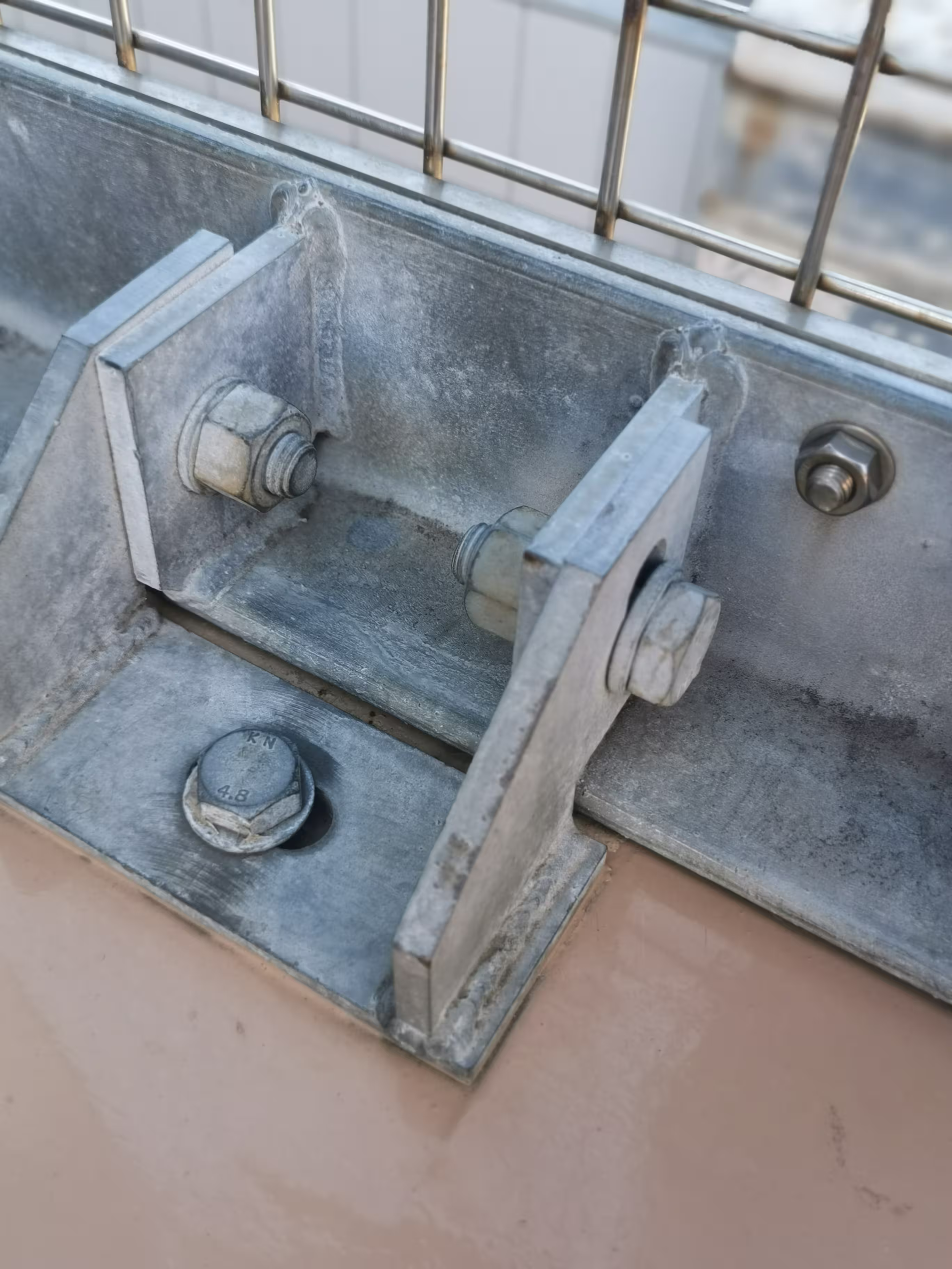 Fijación inferior de rejilla con placa base atornillada al soporte